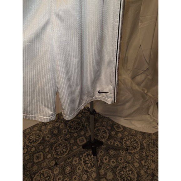 Nike Boys Large White Shorts 12"-17" Waist, 11" Rise, 10" Inseam. Has Some Snags - Picture 2 of 3